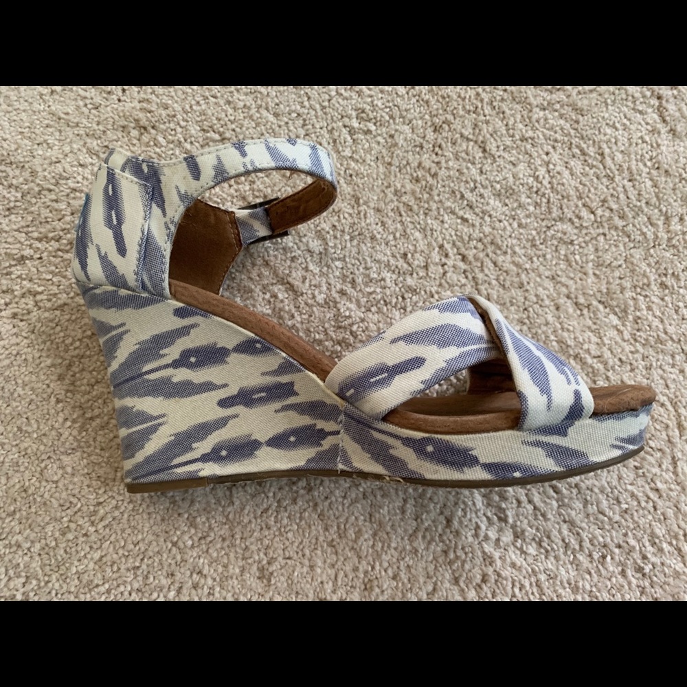 Tom’s Blue and White Patterned Wedges - Picture 3 of 3